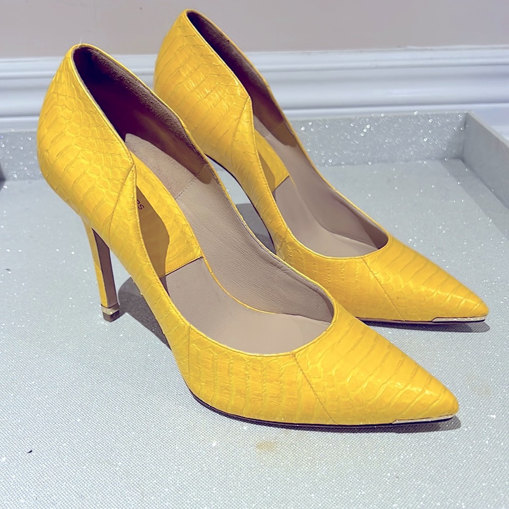 Michael Kors Collection Womens Classic Pump Yellow Leather Slip On Mid 8 New